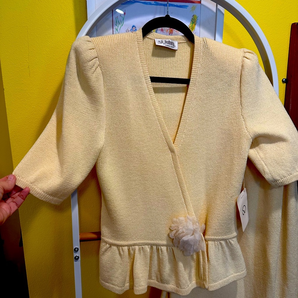 St. John Yellow 2 Piece Suit NEW WITH TAGS Size 8